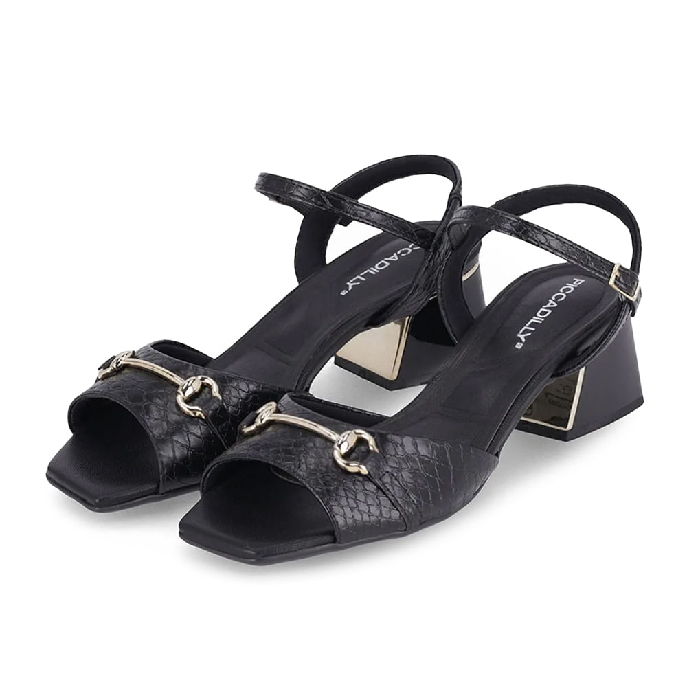 Sandália feminina Piccadilly preta vista em ângulo mostrando detalhes do couro croco e fivela